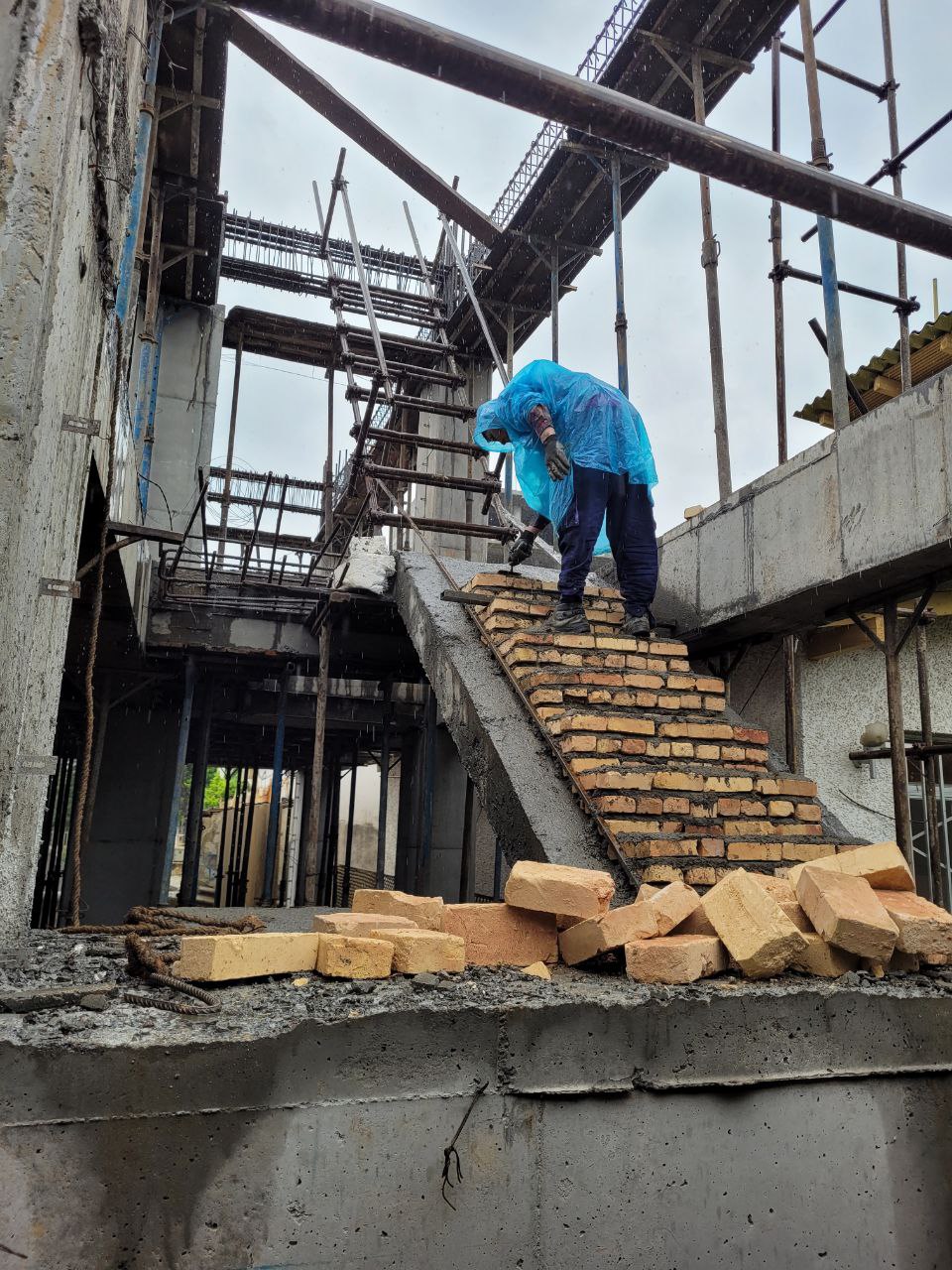 Completed cast-in-place staircase after formwork removal – Redline residential construction